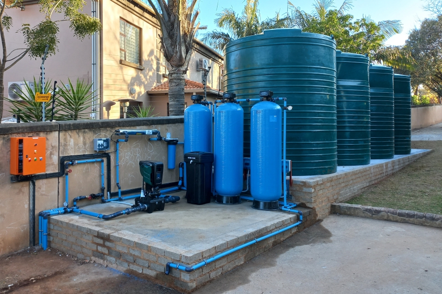 Pump and water tank installation